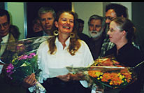 
   Susanne Ratka (Mitte) mit Malerkollegin Barbara Frank   
